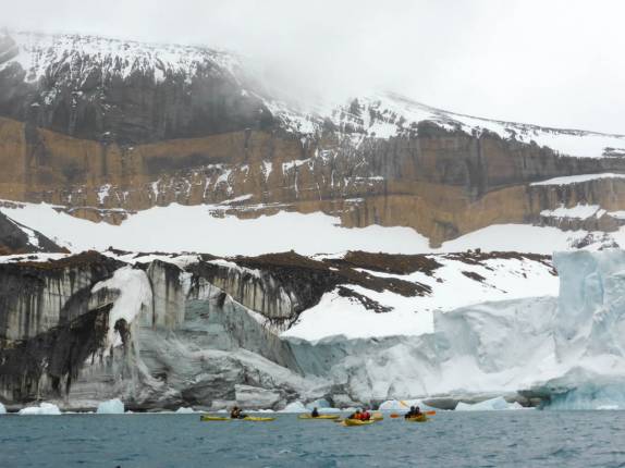 Remando ao lado de uma grande geleira em Brown Bluff, na Antártida